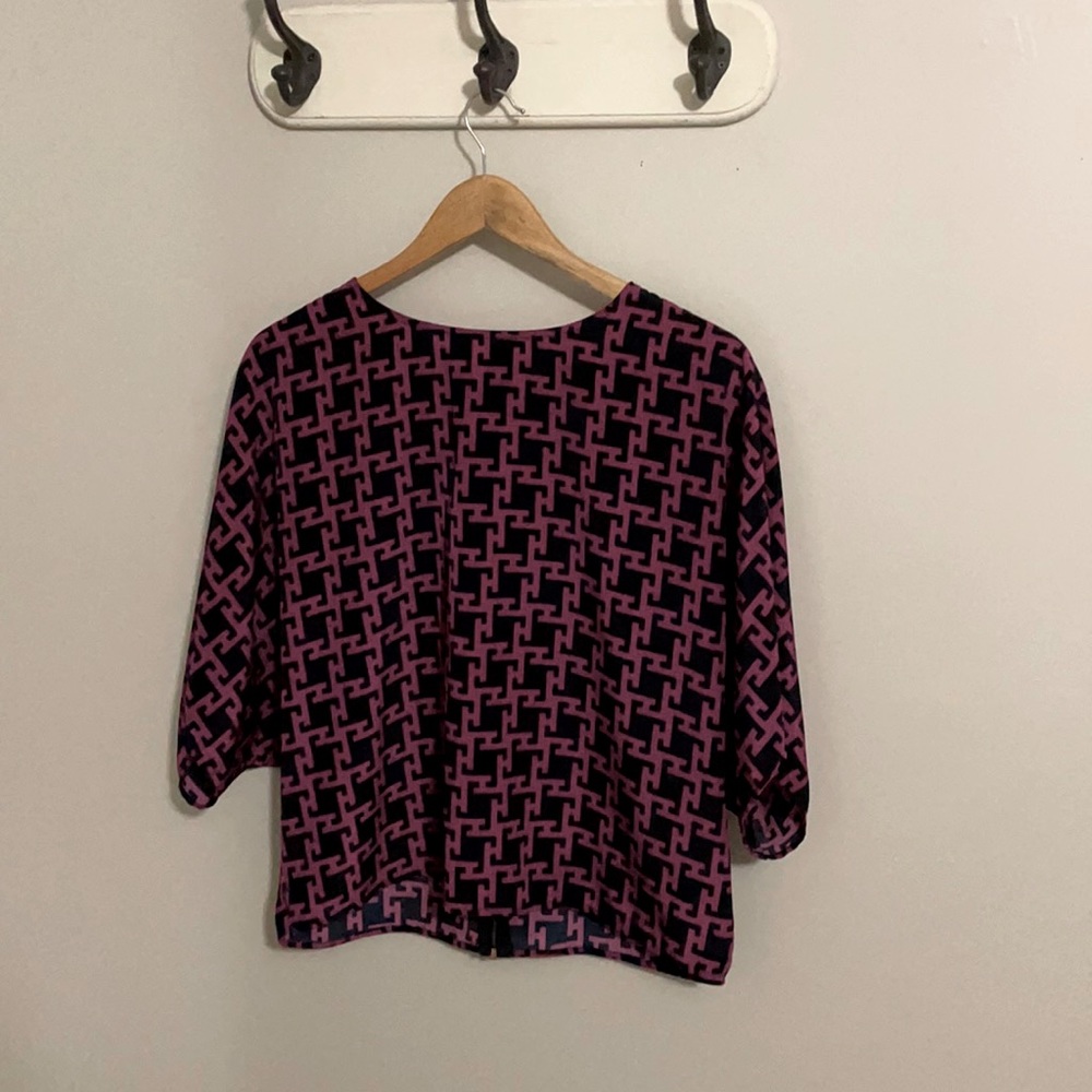 •short-sleeved blouse•